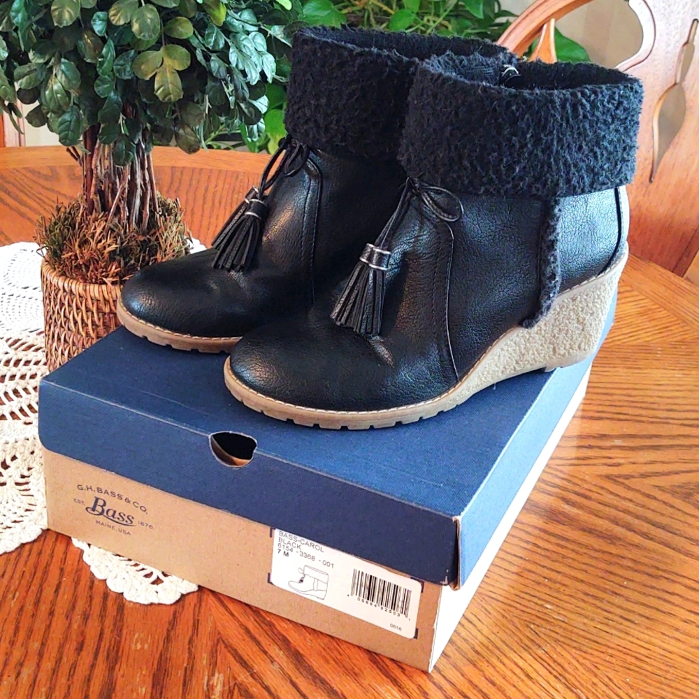 GH Bass Sherpa Cuff Side Zip Wedge Black Bow Tie Trim Boots 7M